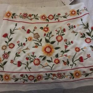 Embroidered white skirt forever 21